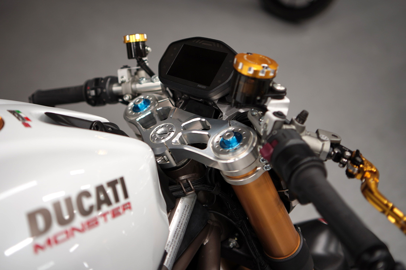 Motorrad-Cockpit, Digitaldisplay, Lenker, Aluminium, Goldene Gabel, Motorrad, Digitales Cockpit, Lenkerarmatur, Goldene Gabel, Weißer Tank